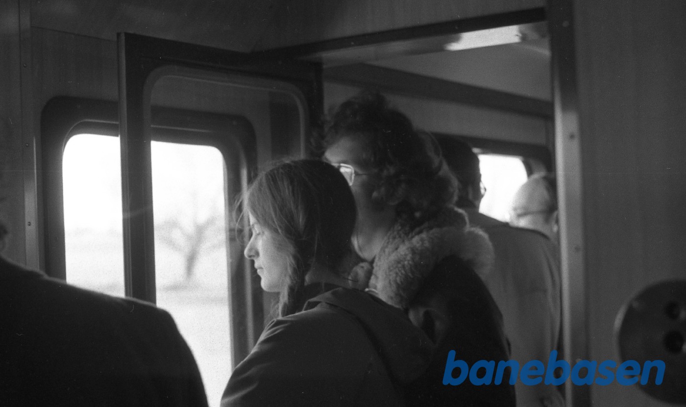 Gæsterne står tæt i persontoget til Odense på strækningen Nyborg - Odense Gæsterne står tæt i persontoget til Odense på strækningen Nyborg - Odense