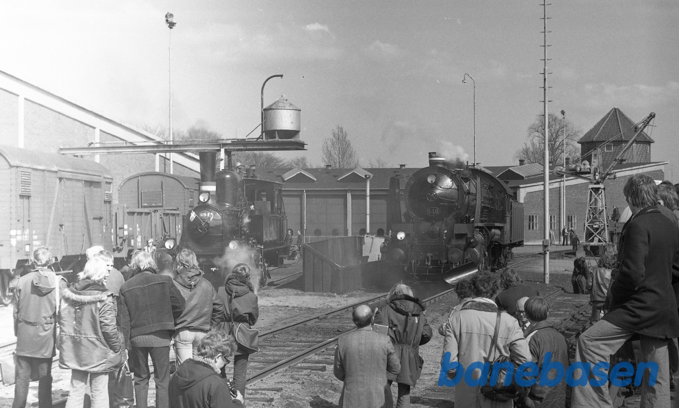 2 opfyrede damplokomotiver ved drejeskiven 2 opfyrede damplokomotiver ved drejeskiven