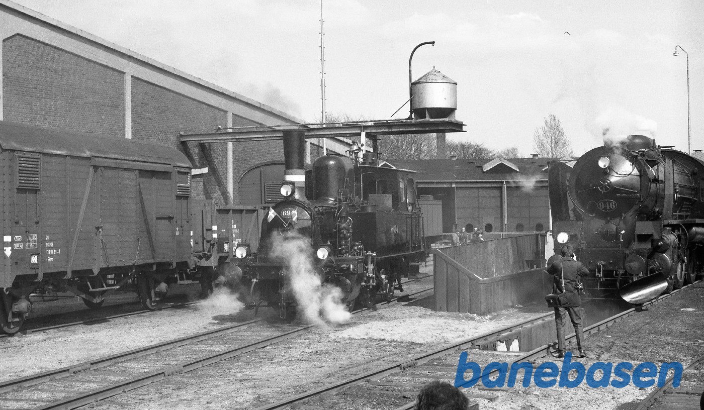 2 opfyrede damplokomotiver ved drejeskiven 2 opfyrede damplokomotiver ved drejeskiven