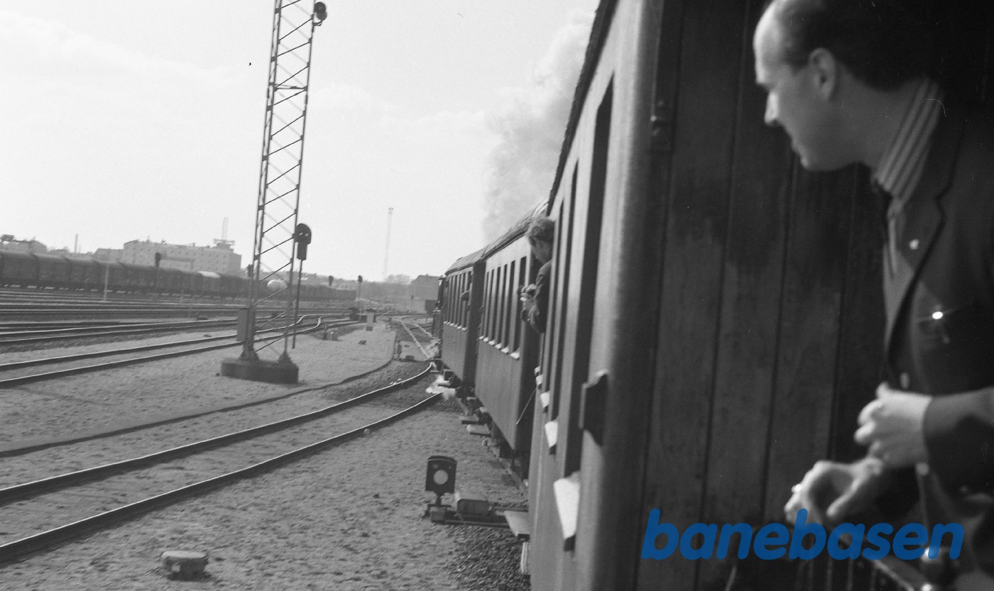 Persontog med trævogne til Fruens Bøge Persontog med trævogne til Fruens Bøge