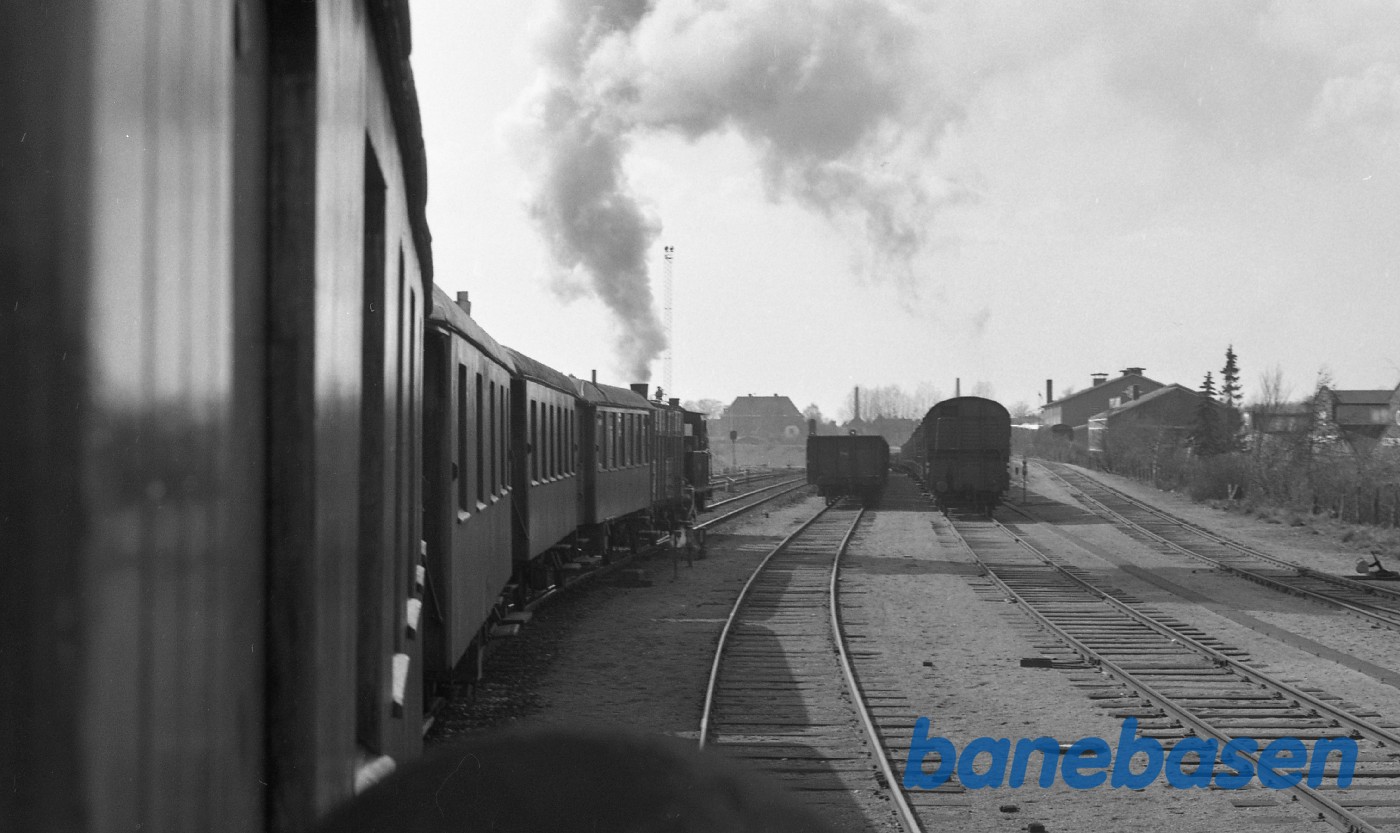 Persontog med trævogne til Fruens Bøge Persontog med trævogne til Fruens Bøge