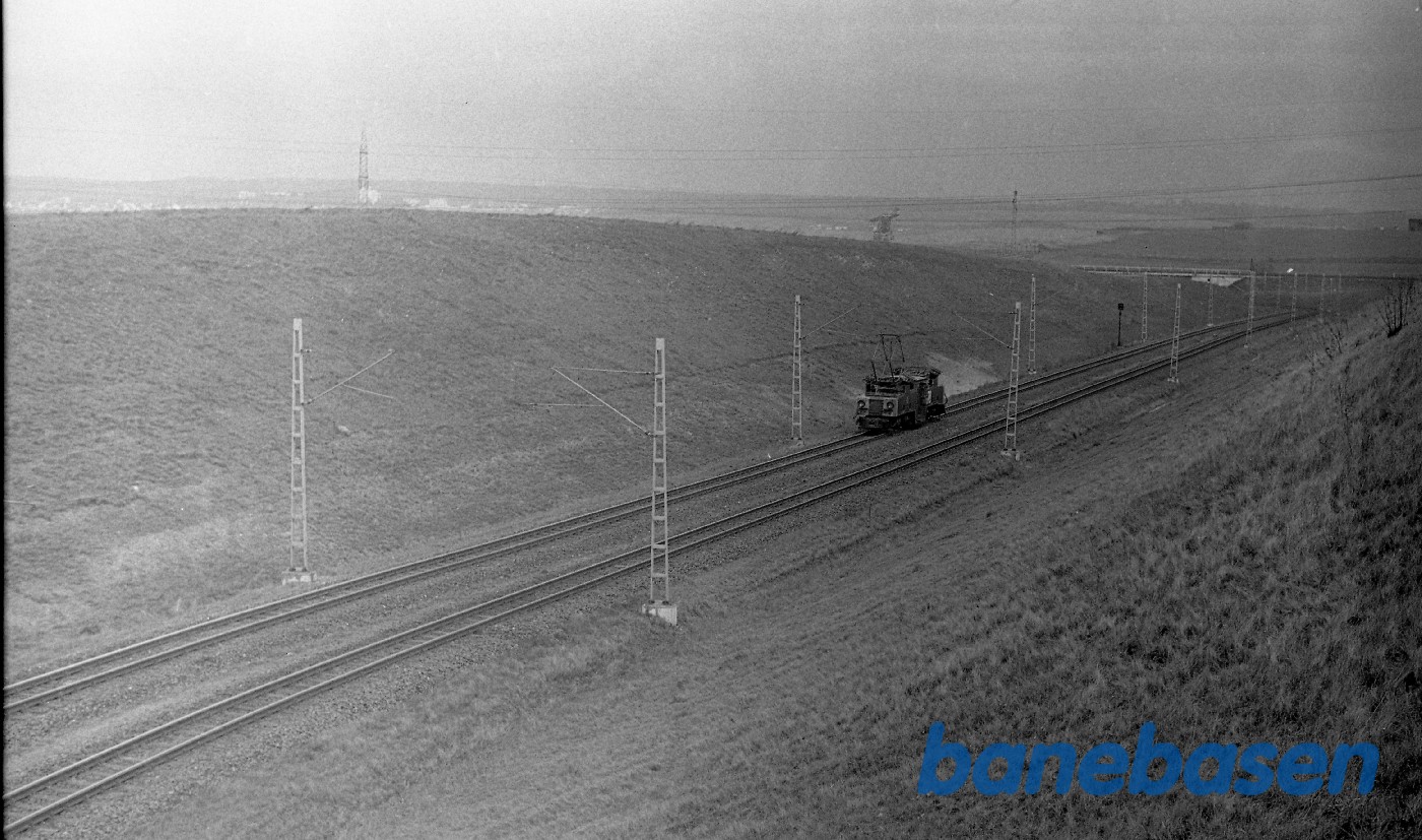 Strækningsbillede, elektrisk arbejdskøretøj i stor gennemskæring Strækningsbillede, elektrisk arbejdskøretøj i stor gennemskæring