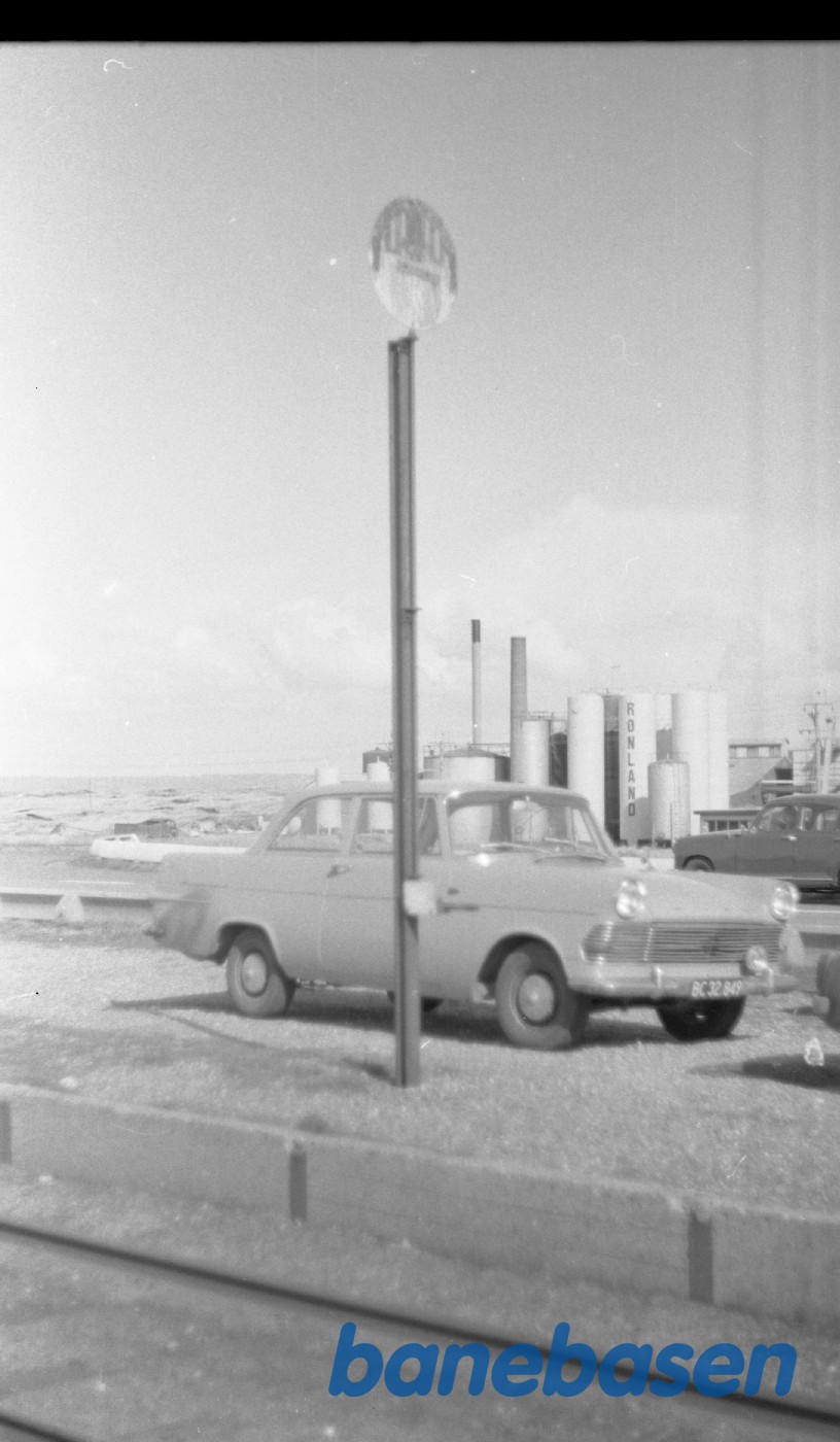 Signal for standsende tog på perronen Signal for standsende tog på perronen