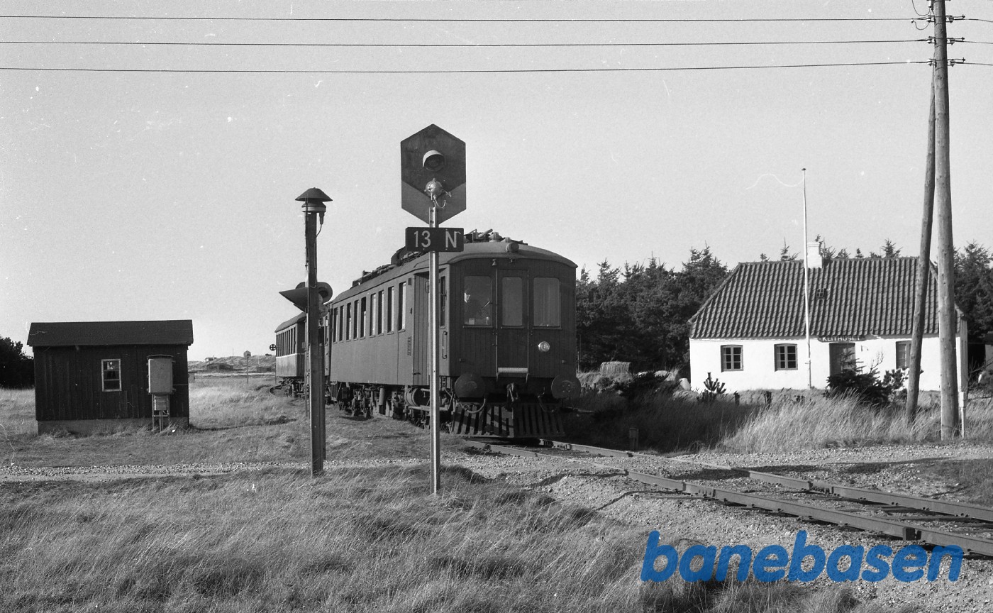 En af de store Triangel motorvogne er stoppet ved trinbrættet En af de store Triangel motorvogne er stoppet ved trinbrættet