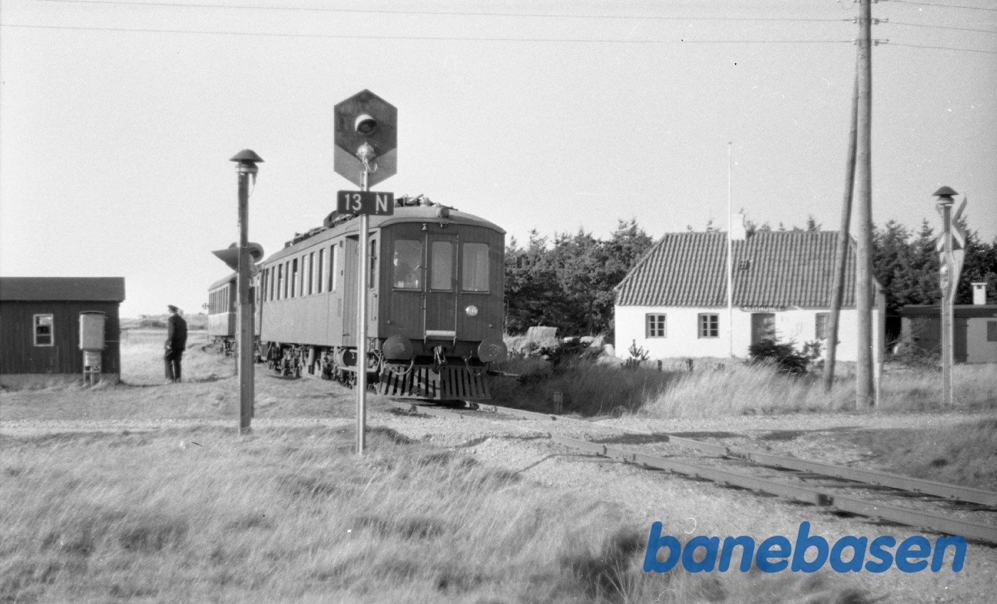 En af de store Triangel motorvogne er stoppet ved trinbrættet En af de store Triangel motorvogne er stoppet ved trinbrættet