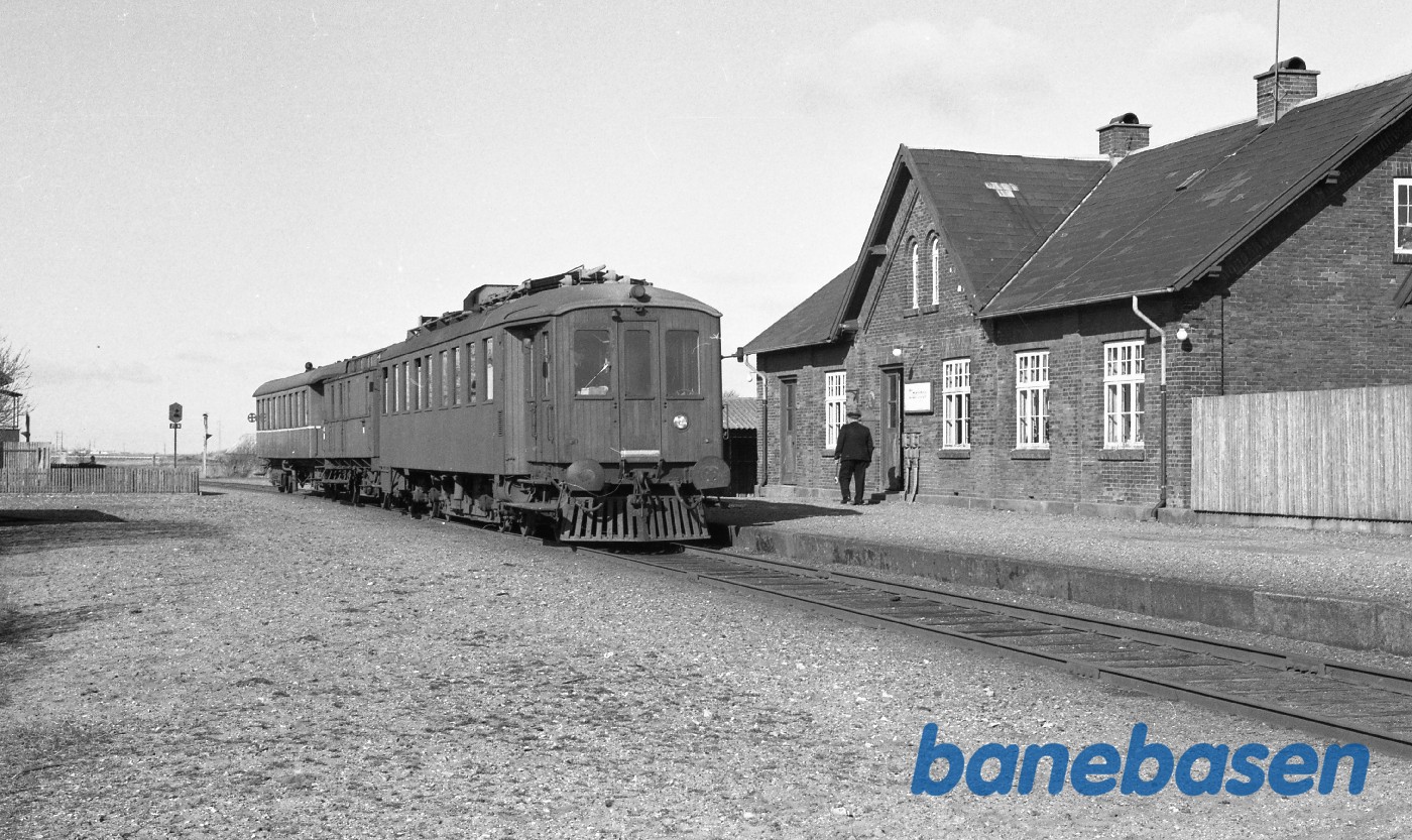 Stationsforstanderen står på peronnen. Toget er netop ankommet Stationsforstanderen står på peronnen. Toget er netop ankommet