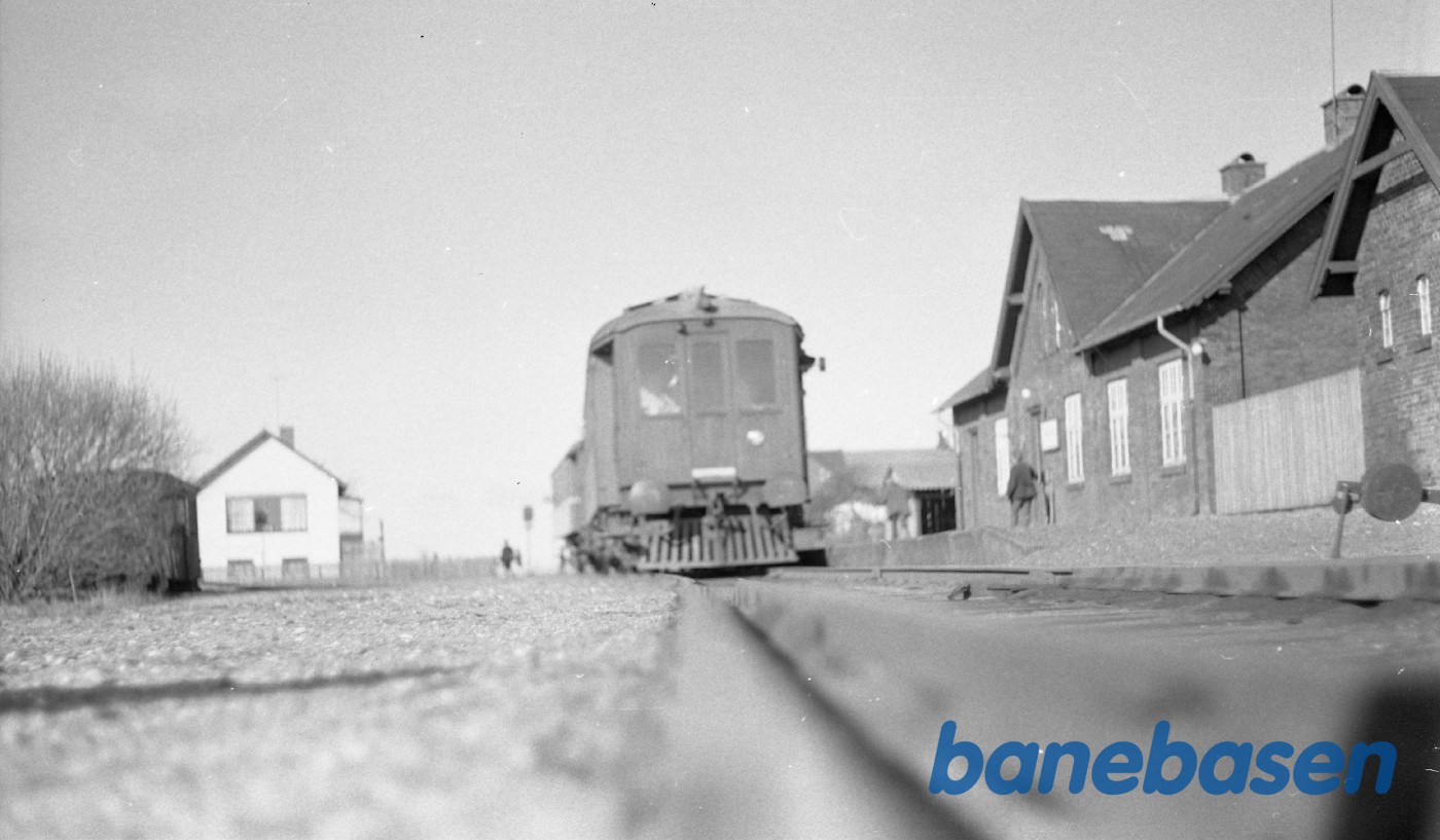 Foto taget i skinnehøjde af Triangelmotorvognen Foto taget i skinnehøjde af Triangelmotorvognen