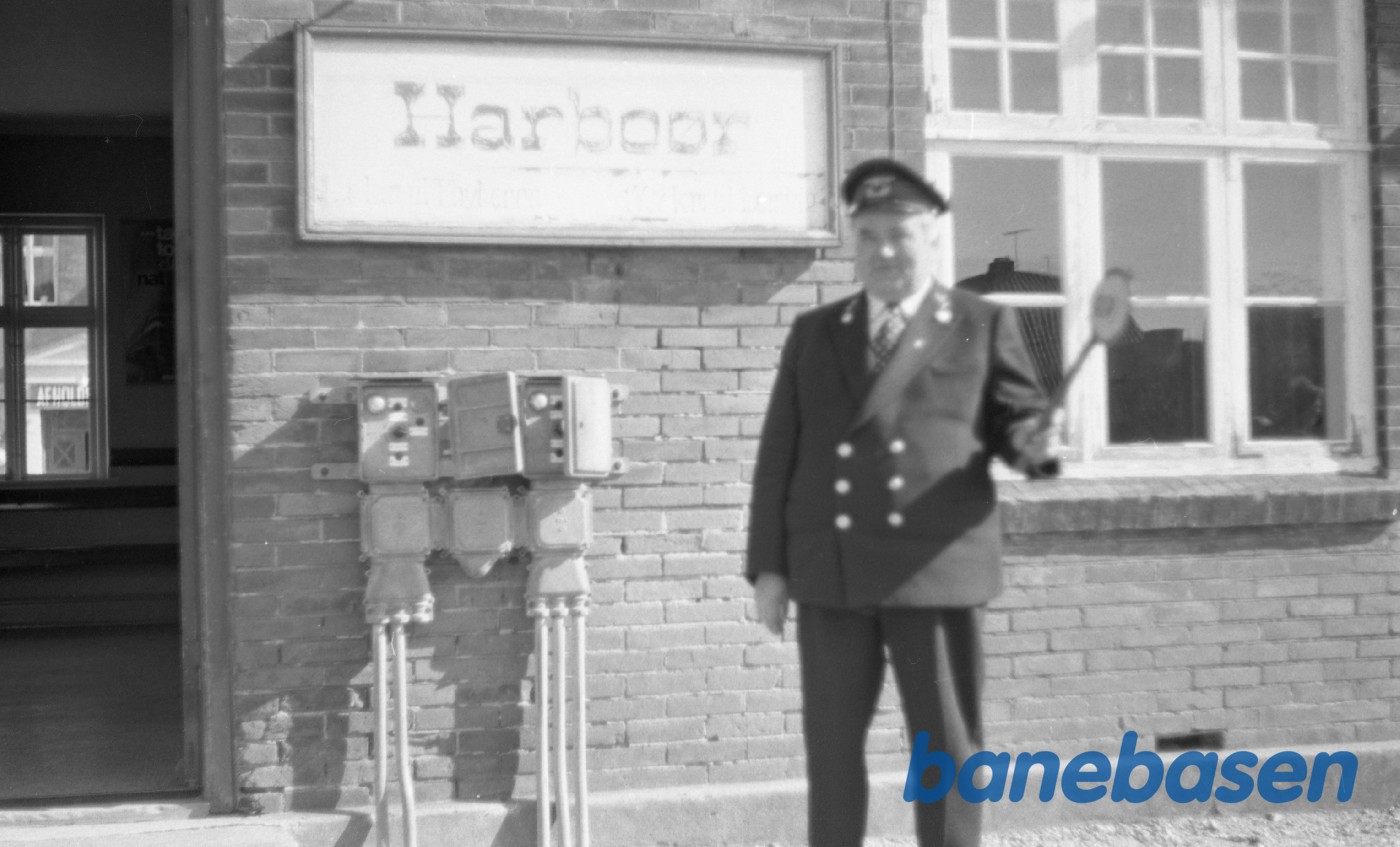 Stationsforstanderen giver afgang med "spejlægget" Stationsforstanderen giver afgang med "spejlægget"