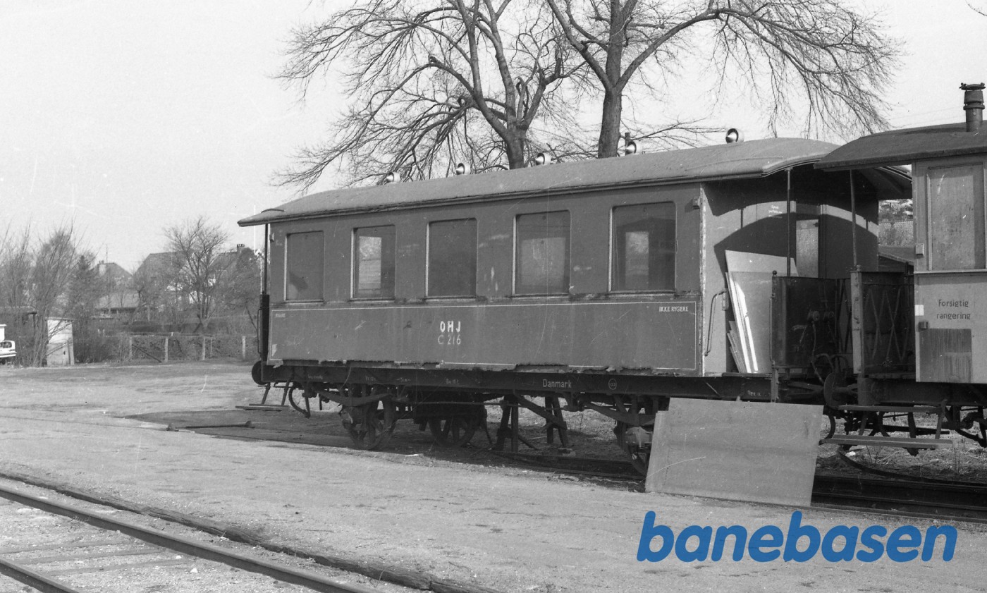 C216 netop ankommet til vognværkstedet på Gentofte station, hvor bl.a. sidepladerne skal skiftes C216 netop ankommet til vognværkstedet på Gentofte station, hvor bl.a. sidepladerne skal skiftes