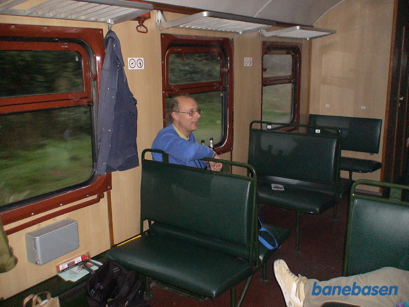 En turist i toget en stille eftermiddag