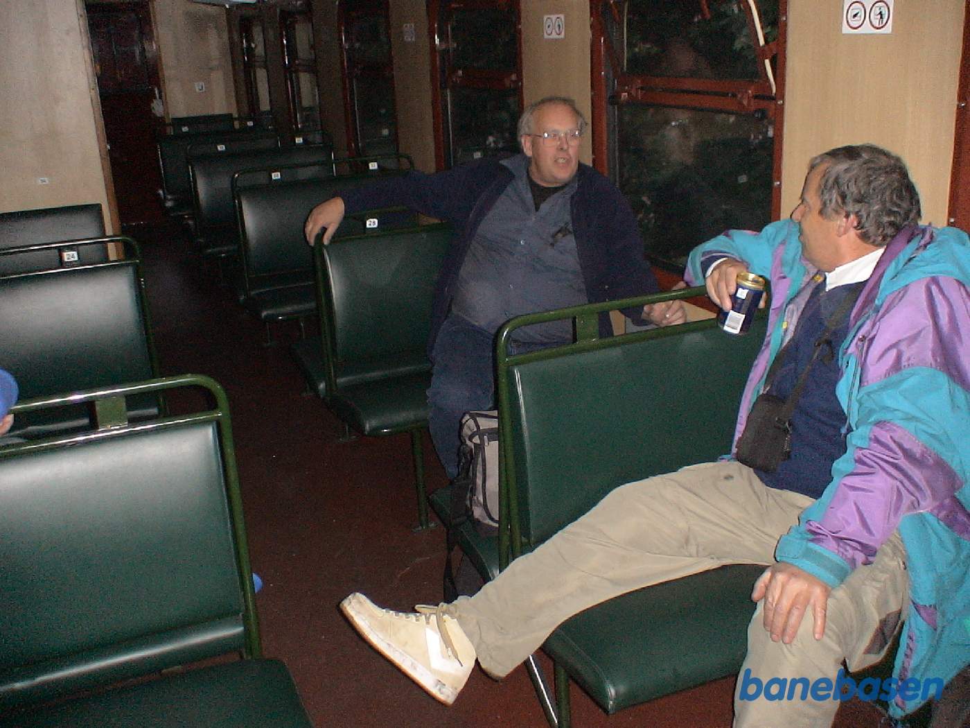 To turister i toget en stille eftermiddag