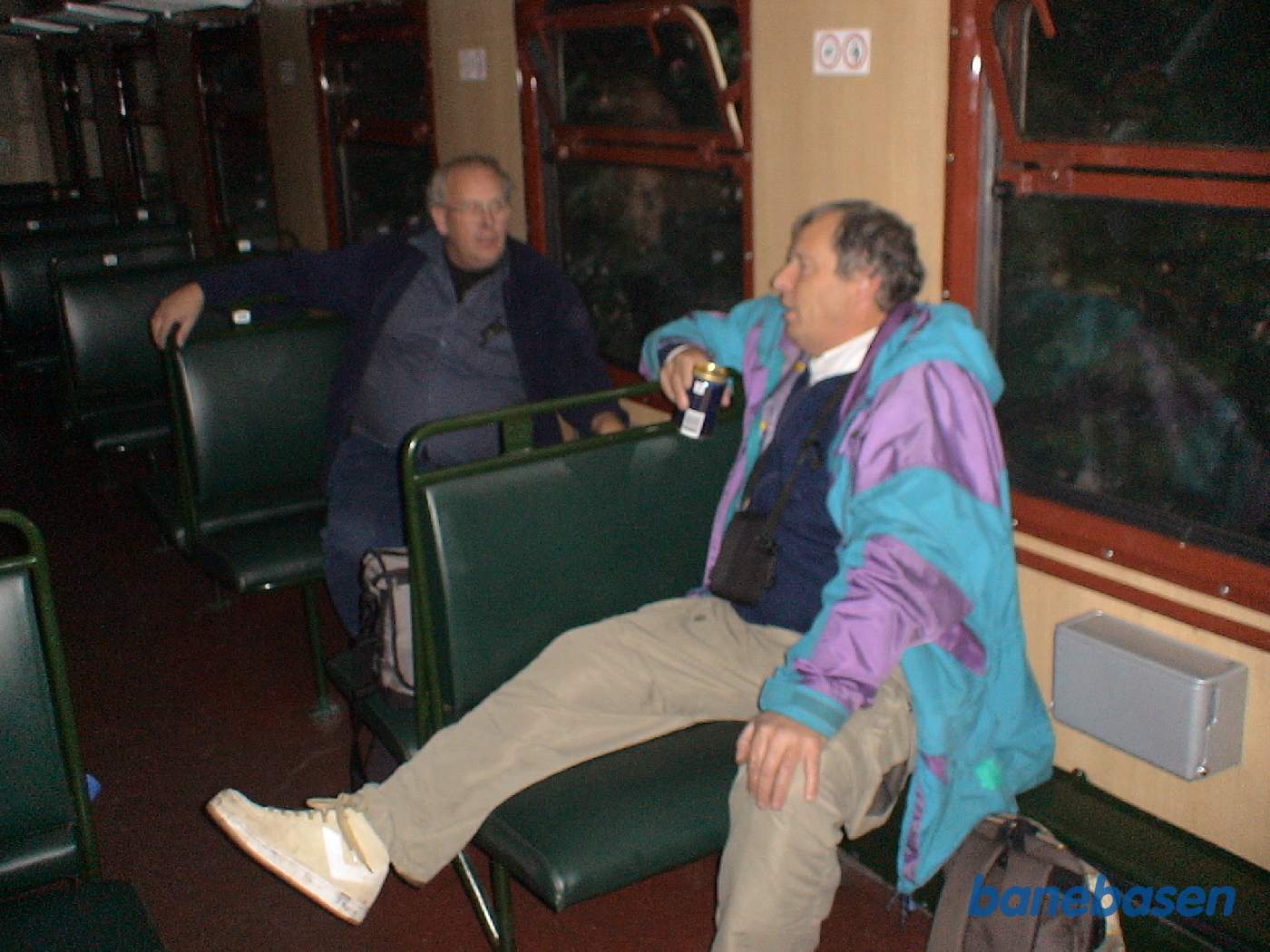 To turister i toget en stille eftermiddag