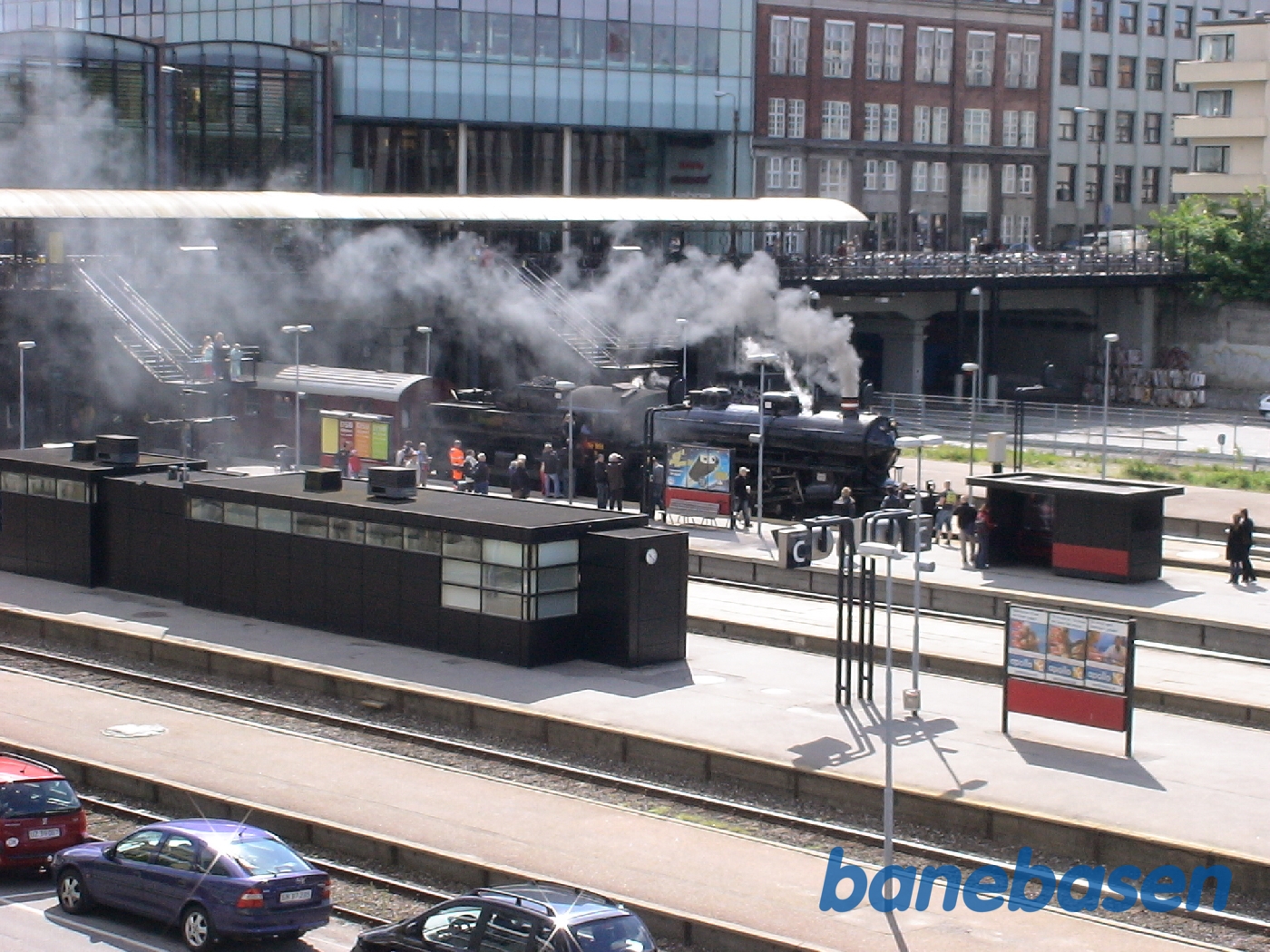 Damplokomotivet holder ved perron, klar til afgang Damplokomotivet holder ved perron, klar til afgang