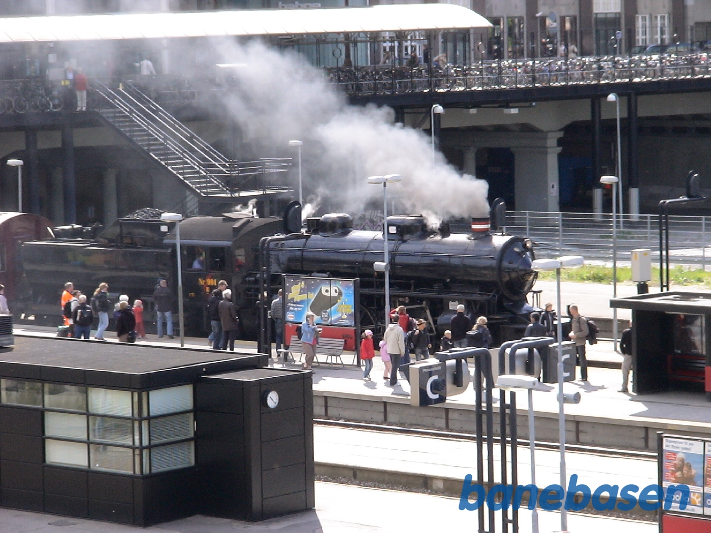 Damplokomotivet holder ved perron, klar til afgang Damplokomotivet holder ved perron, klar til afgang