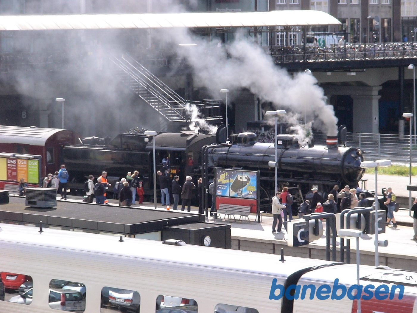 Damplokomotivet holder ved perron, klar til afgang Damplokomotivet holder ved perron, klar til afgang