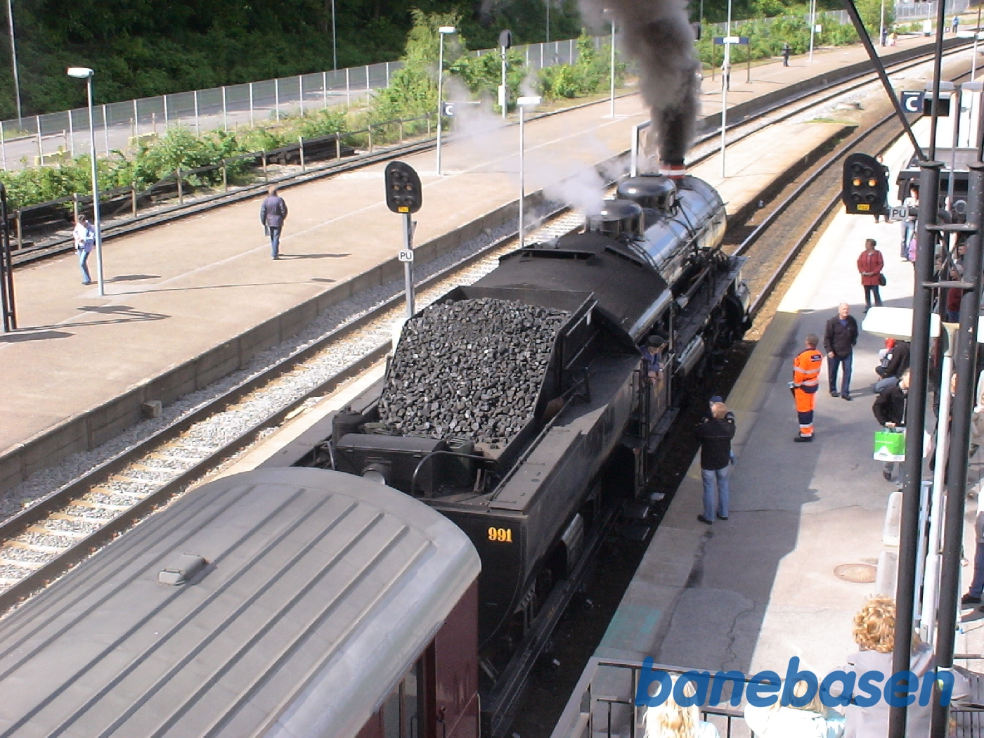 Damplokomotivet holder ved perron, klar til afgang Damplokomotivet holder ved perron, klar til afgang