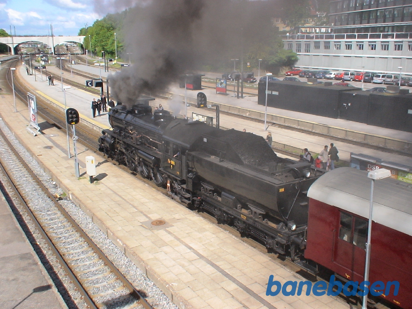 Damplokomotivet holder ved perron, klar til afgang Damplokomotivet holder ved perron, klar til afgang
