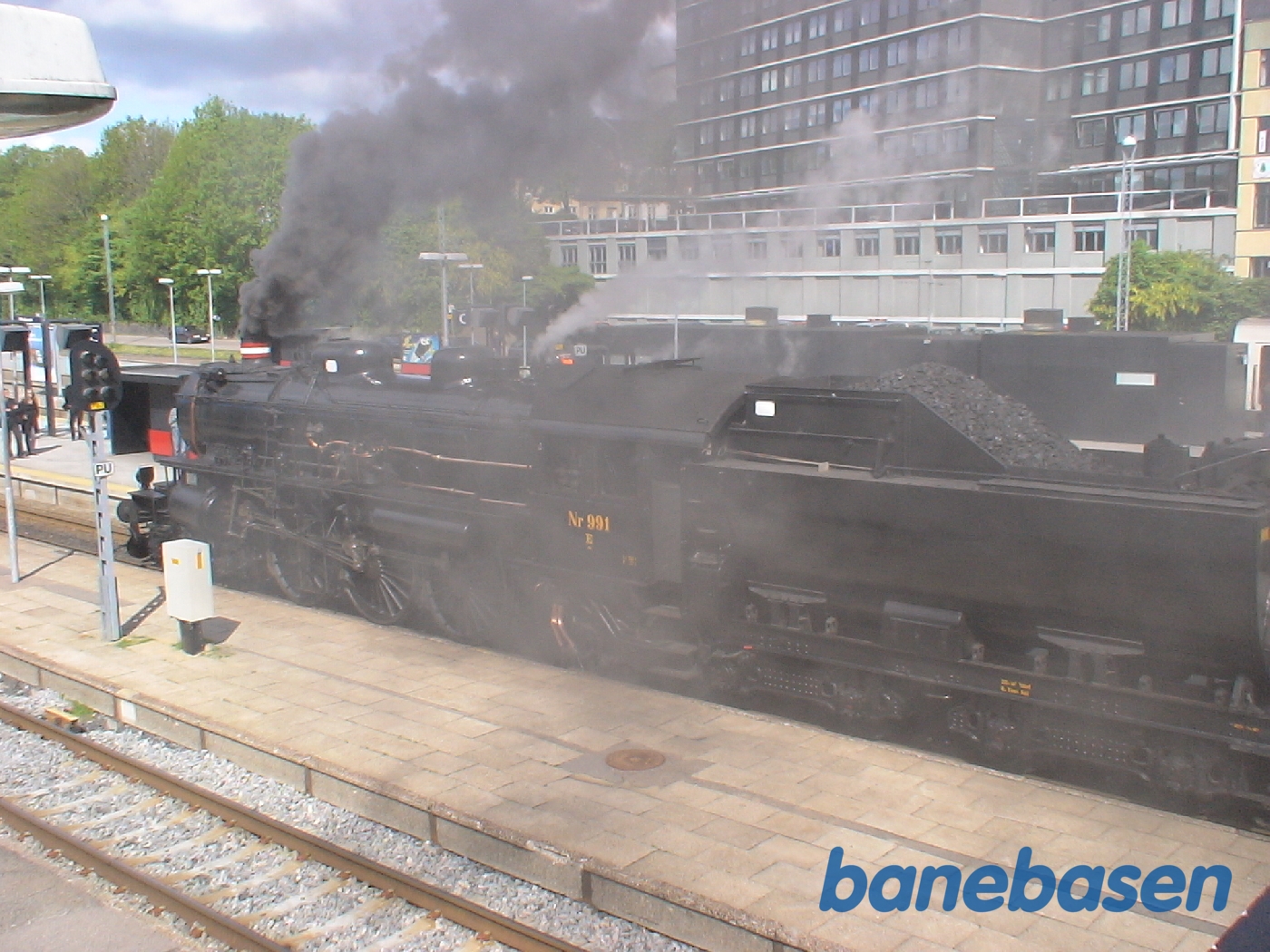 Damplokomotivet holder ved perron, klar til afgang Damplokomotivet holder ved perron, klar til afgang