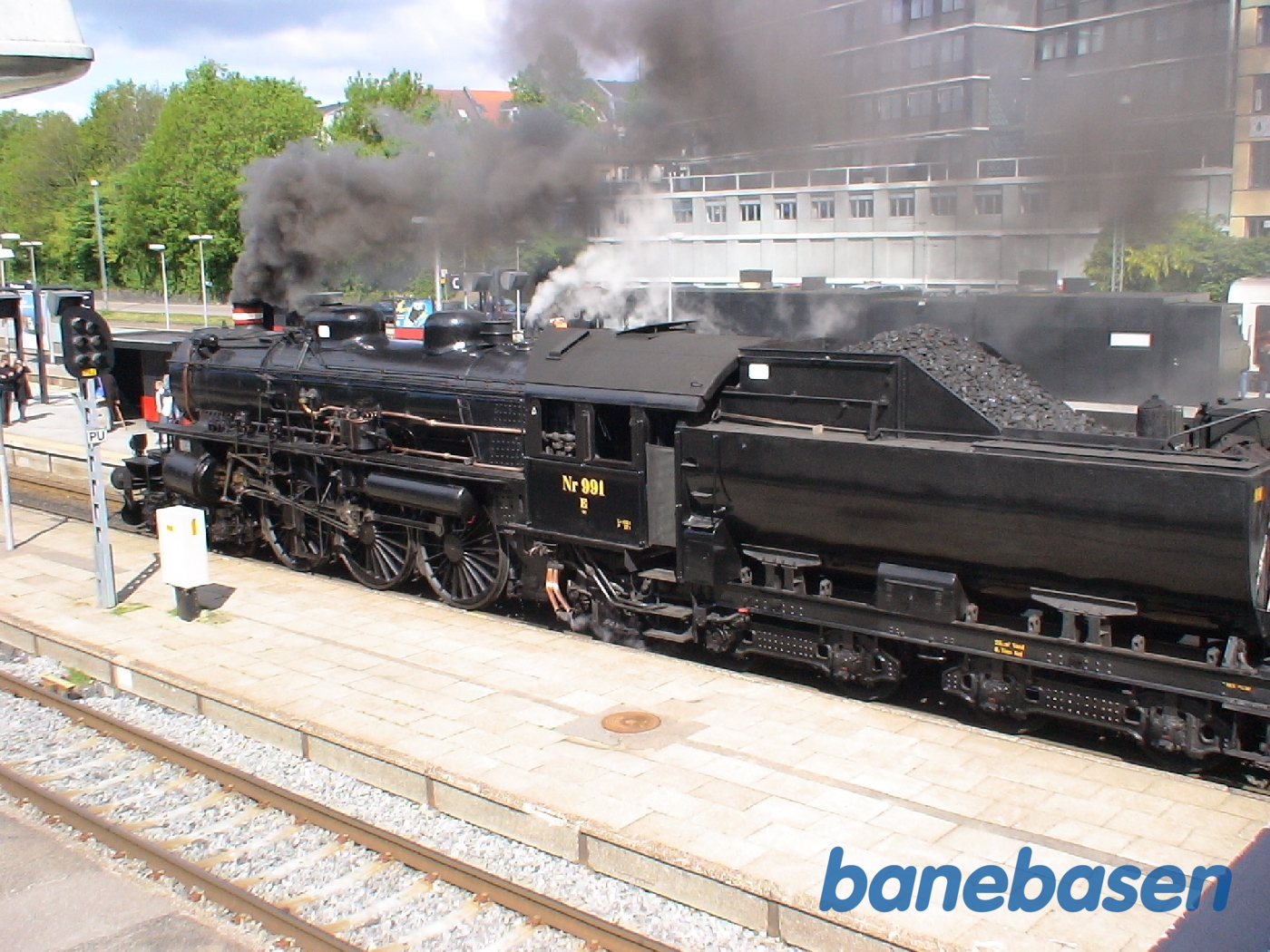 Damplokomotivet holder ved perron, klar til afgang Damplokomotivet holder ved perron, klar til afgang