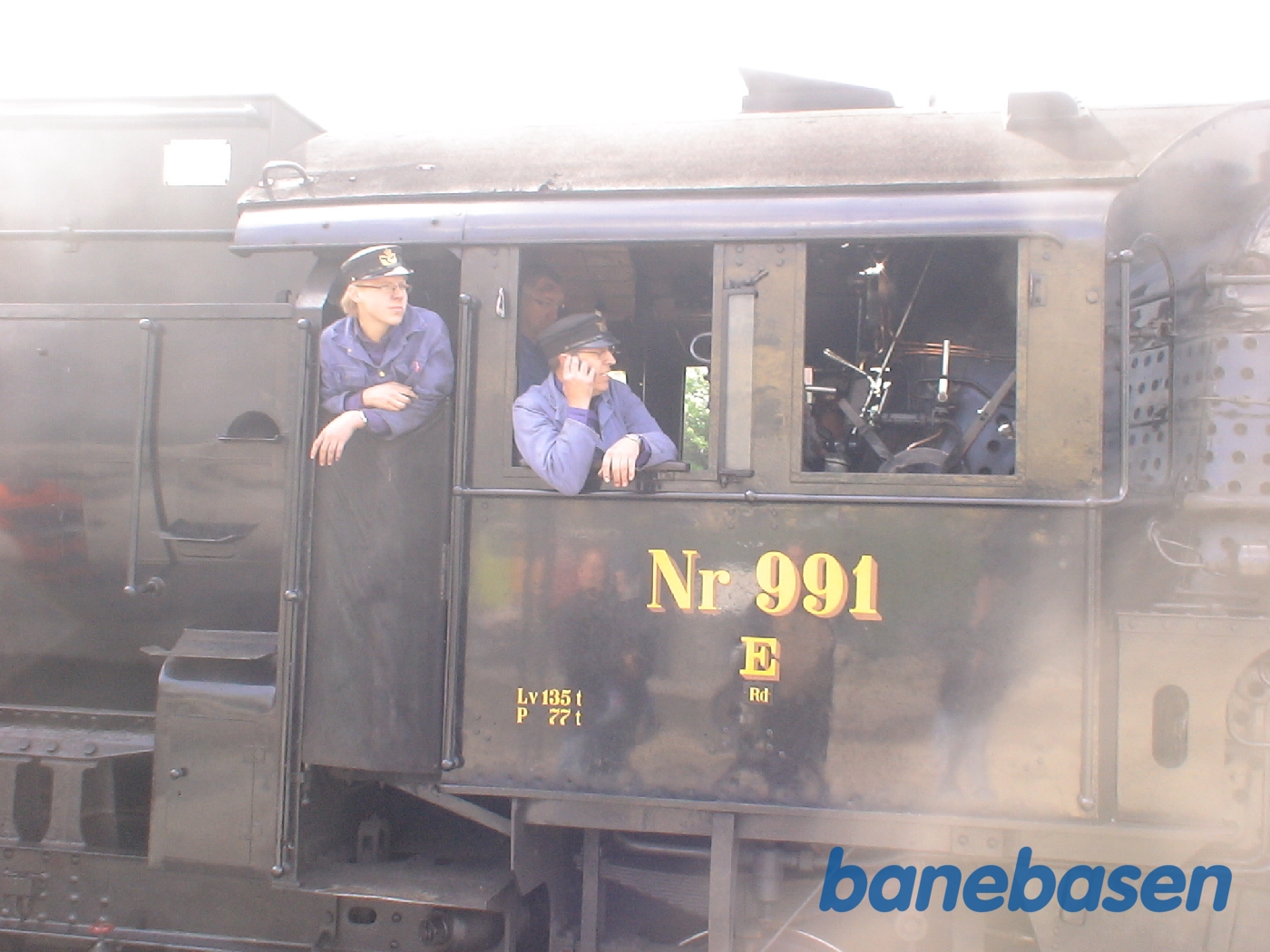 Damplokomotivet holder ved perron, klar til afgang Damplokomotivet holder ved perron, klar til afgang