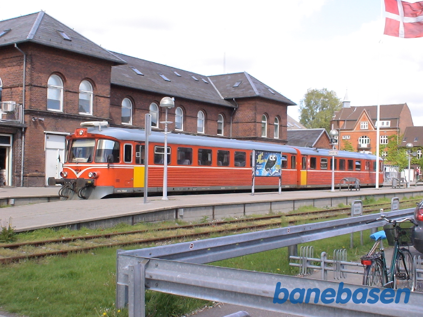 Y-toget holder foran stationsbygningen Y-toget holder foran stationsbygningen