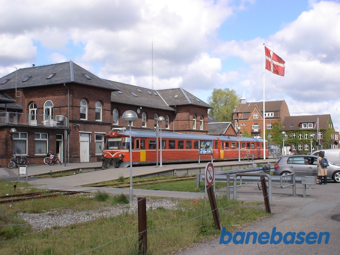 Y-toget holder foran stationsbygningen Y-toget holder foran stationsbygningen