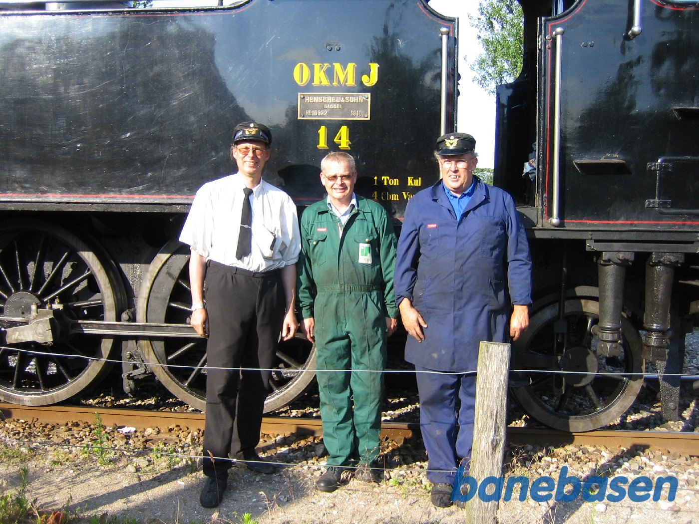 Lokomotivfører, fyrbøder og aspirant foran deres lokomotiv Lokomotivfører, fyrbøder og aspirant foran deres lokomotiv