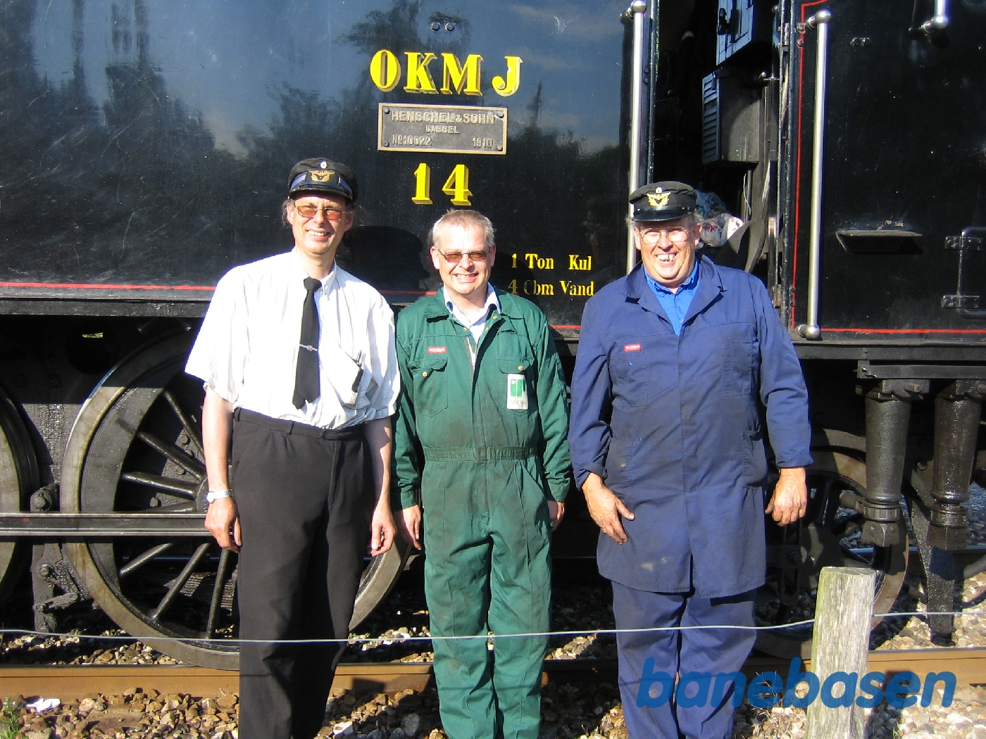 Lokomotivfører, fyrbøder og aspirant foran deres lokomotiv Lokomotivfører, fyrbøder og aspirant foran deres lokomotiv