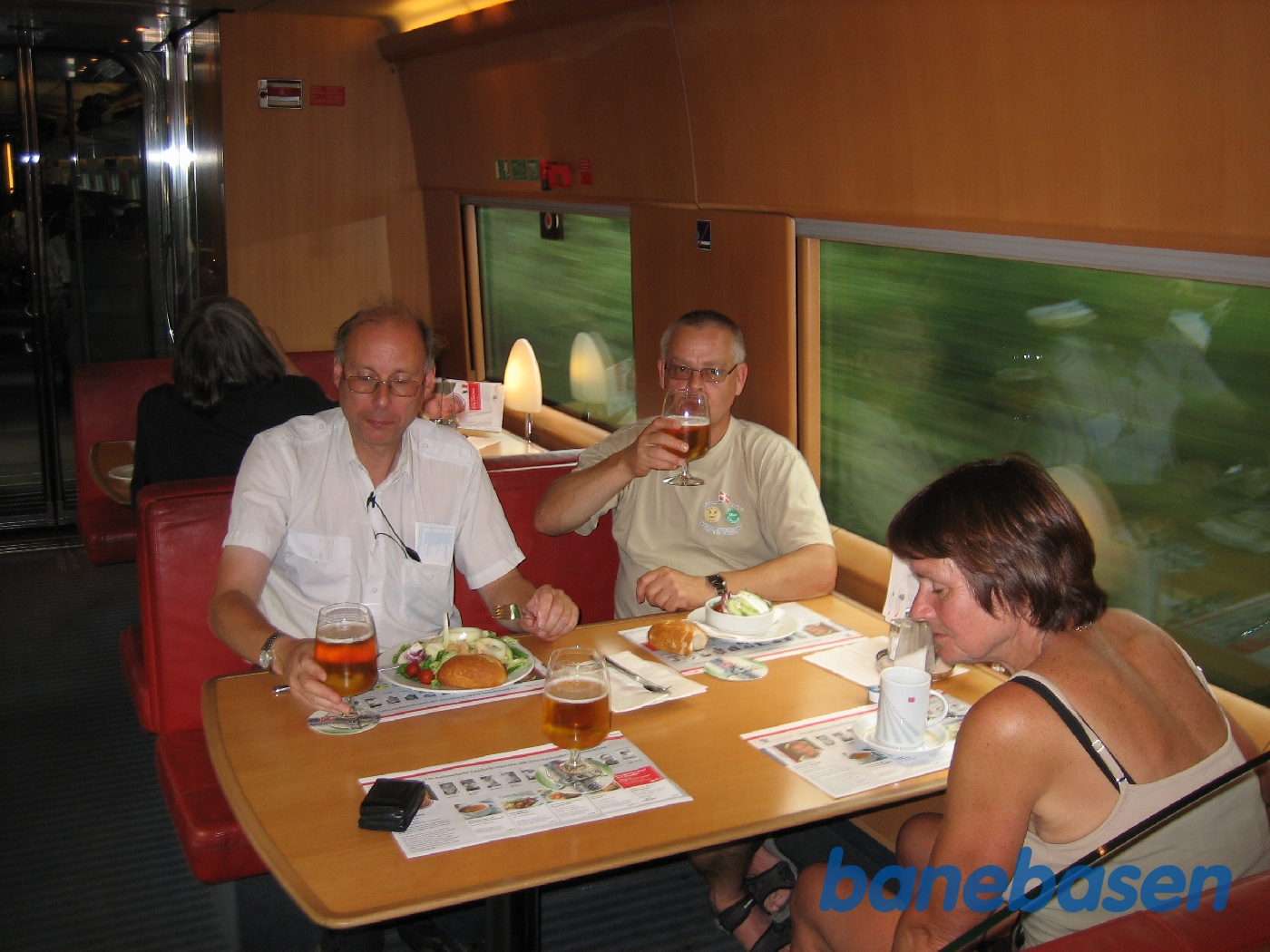 Rejsende i spisevognen Rejsende i spisevognen