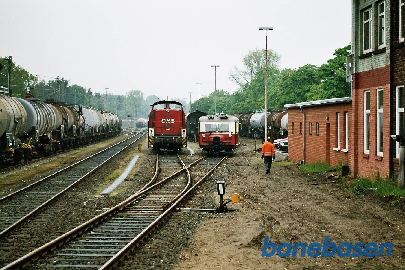 Diesellokomotiv og motorvogn på maskindepotet Diesellokomotiv og motorvogn på maskindepotet