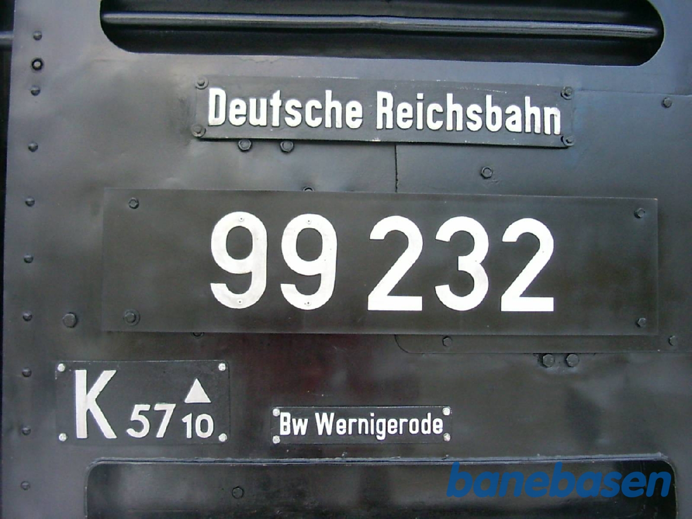 Siden af førerhuset med skilte Siden af førerhuset med skilte