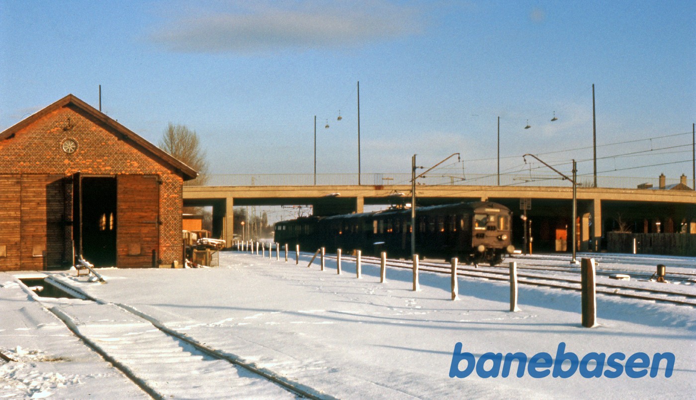Porten til remisen står åbent. Brunt S-tog på vej op til Nørrebro station Porten til remisen står åbent. Brunt S-tog på vej op til Nørrebro station