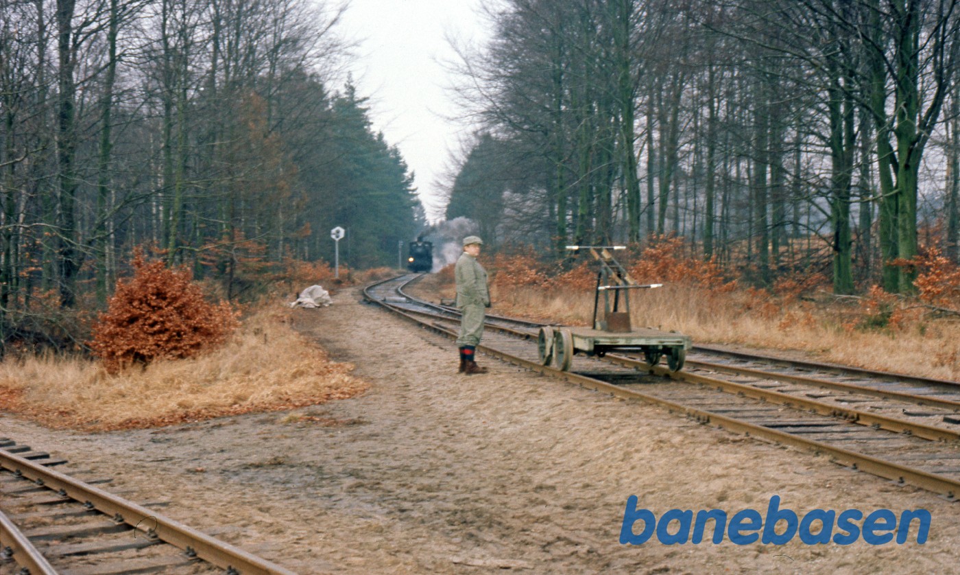 Dirch Passer ud for drasinen mens Spøgelsestoget nærmer sig fra Gillelejesporet Dirch Passer ud for drasinen mens Spøgelsestoget nærmer sig fra Gillelejesporet
