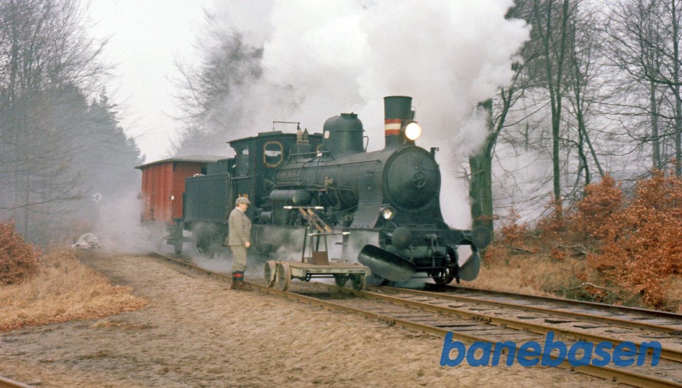 Dirch Passer ud for drasinen mens Spøgelsestoget nærmer sig fra Gillelejesporet Dirch Passer ud for drasinen mens Spøgelsestoget nærmer sig fra Gillelejesporet