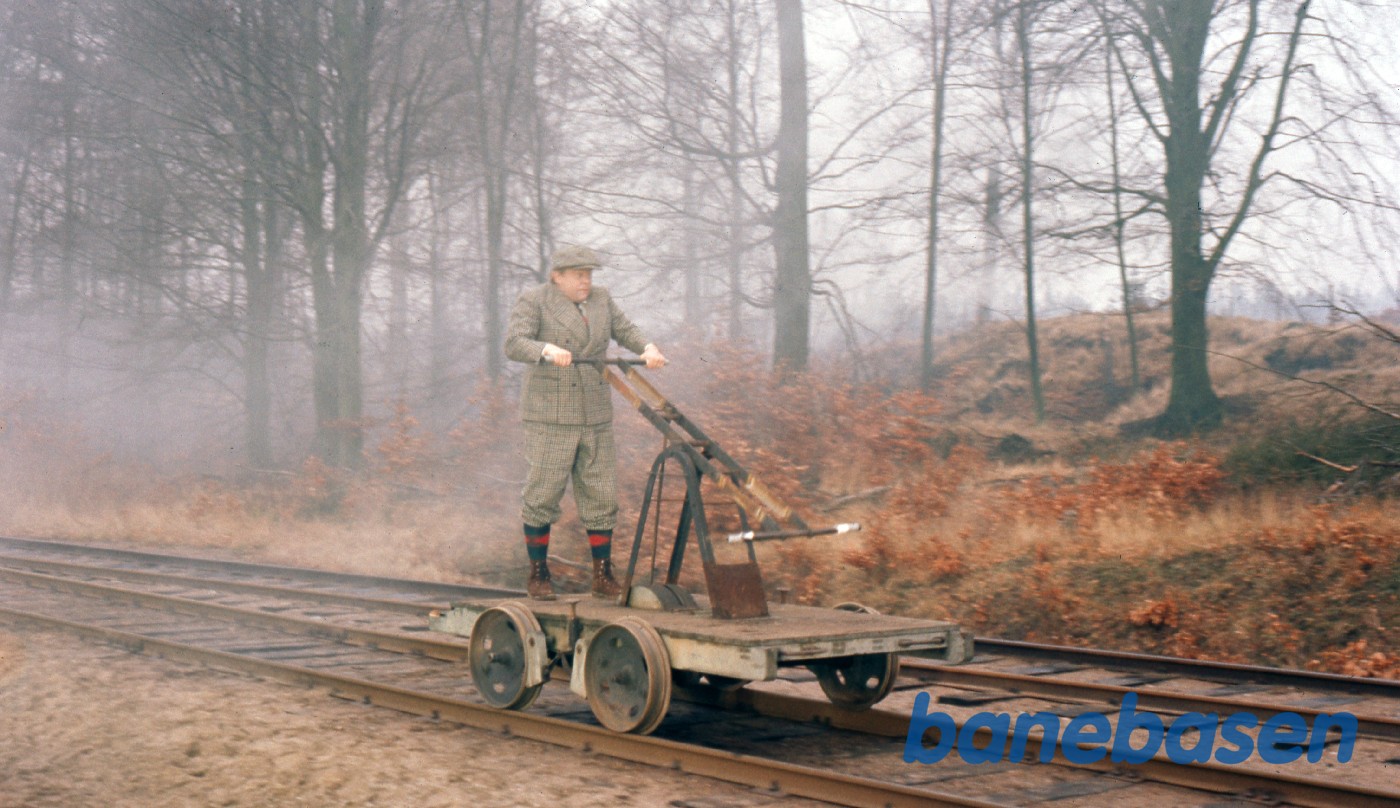Dirch Passer på drasinen. Han skal efter Spøgelsestoget der lige har passeret ham Dirch Passer på drasinen. Han skal efter Spøgelsestoget der lige har passeret ham