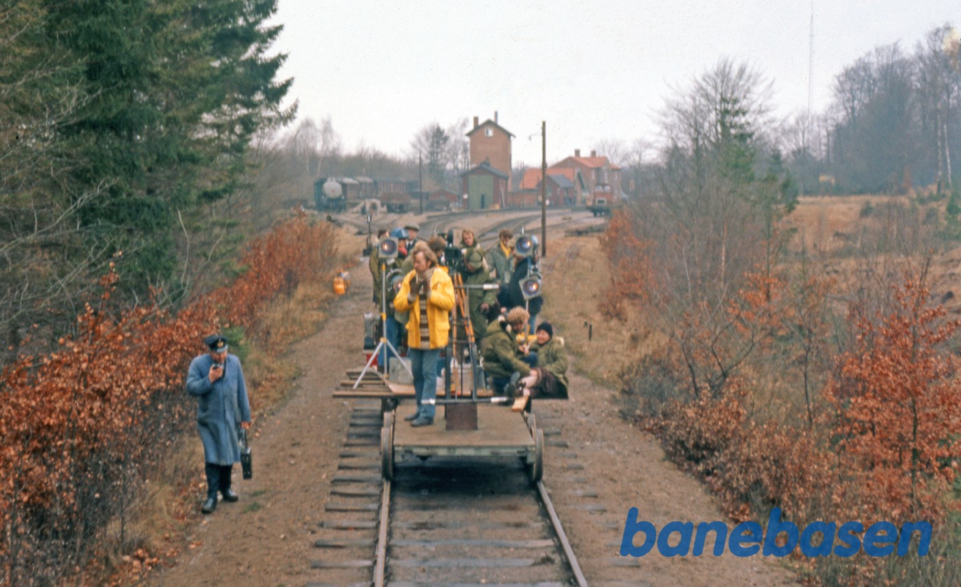 Hele filmholdet på vej ud af Hillerødsporet Hele filmholdet på vej ud af Hillerødsporet