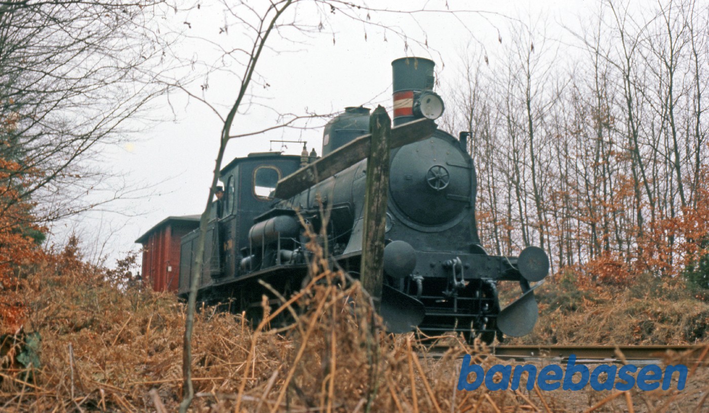 Spøgelsestoget ud for den gamle faldviser i Hillerødsporet. Bemærk at nummerpladen er skruet af Spøgelsestoget ud for den gamle faldviser i Hillerødsporet. Bemærk at nummerpladen er skruet af
