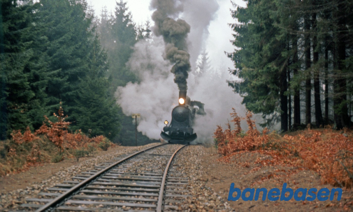 Spøgelsestoget kommer brusende mod Kagerup station fra Gillelejesporet Spøgelsestoget kommer brusende mod Kagerup station fra Gillelejesporet