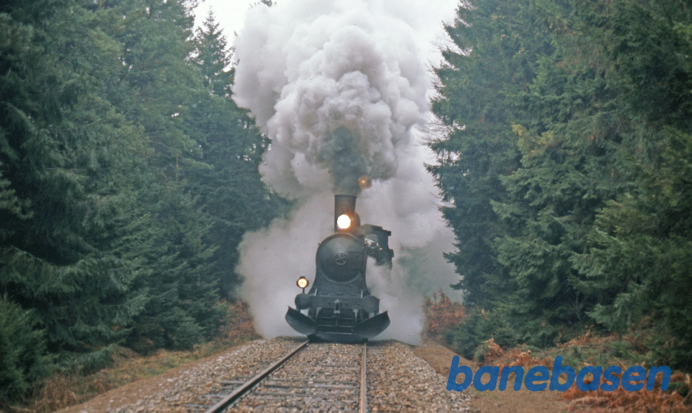 Spøgelsestoget kommer brusende mod Kagerup station fra Gillelejesporet Spøgelsestoget kommer brusende mod Kagerup station fra Gillelejesporet