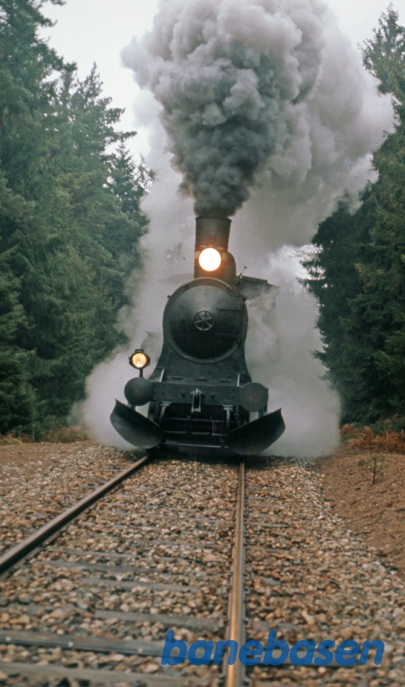 Spøgelsestoget kommer brusende mod Kagerup station fra Gillelejesporet Spøgelsestoget kommer brusende mod Kagerup station fra Gillelejesporet