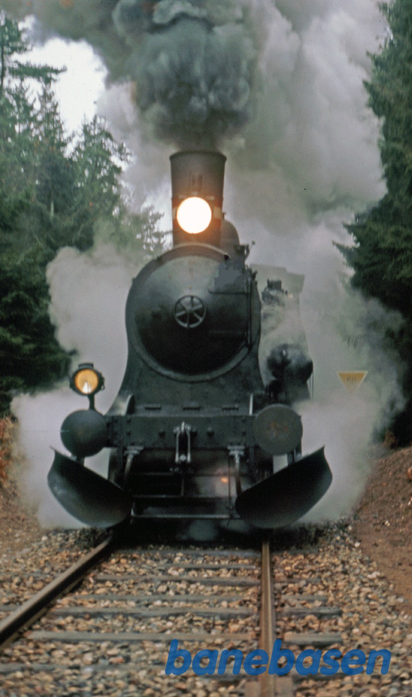 Spøgelsestoget kommer brusende mod Kagerup station fra Gillelejesporet Spøgelsestoget kommer brusende mod Kagerup station fra Gillelejesporet