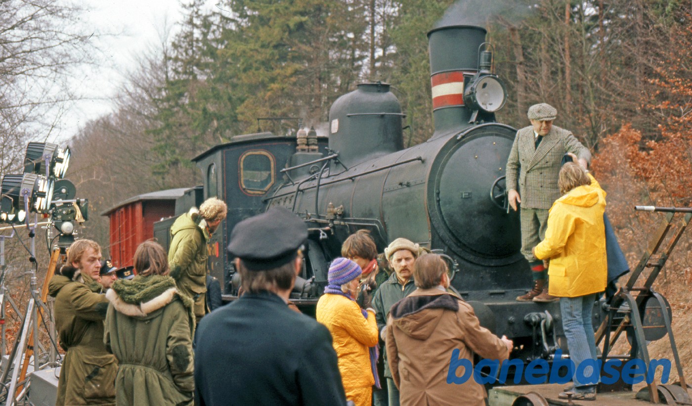 Dirch Passer instrueres i at kravle fra drasinen over på damplokomotivet Dirch Passer instrueres i at kravle fra drasinen over på damplokomotivet