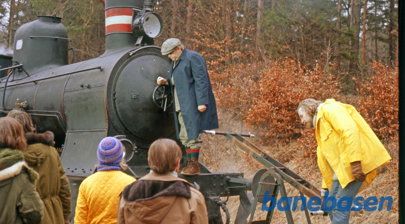 Dirch Passer instrueres i at kravle fra drasinen over på damplokomotivet Dirch Passer instrueres i at kravle fra drasinen over på damplokomotivet