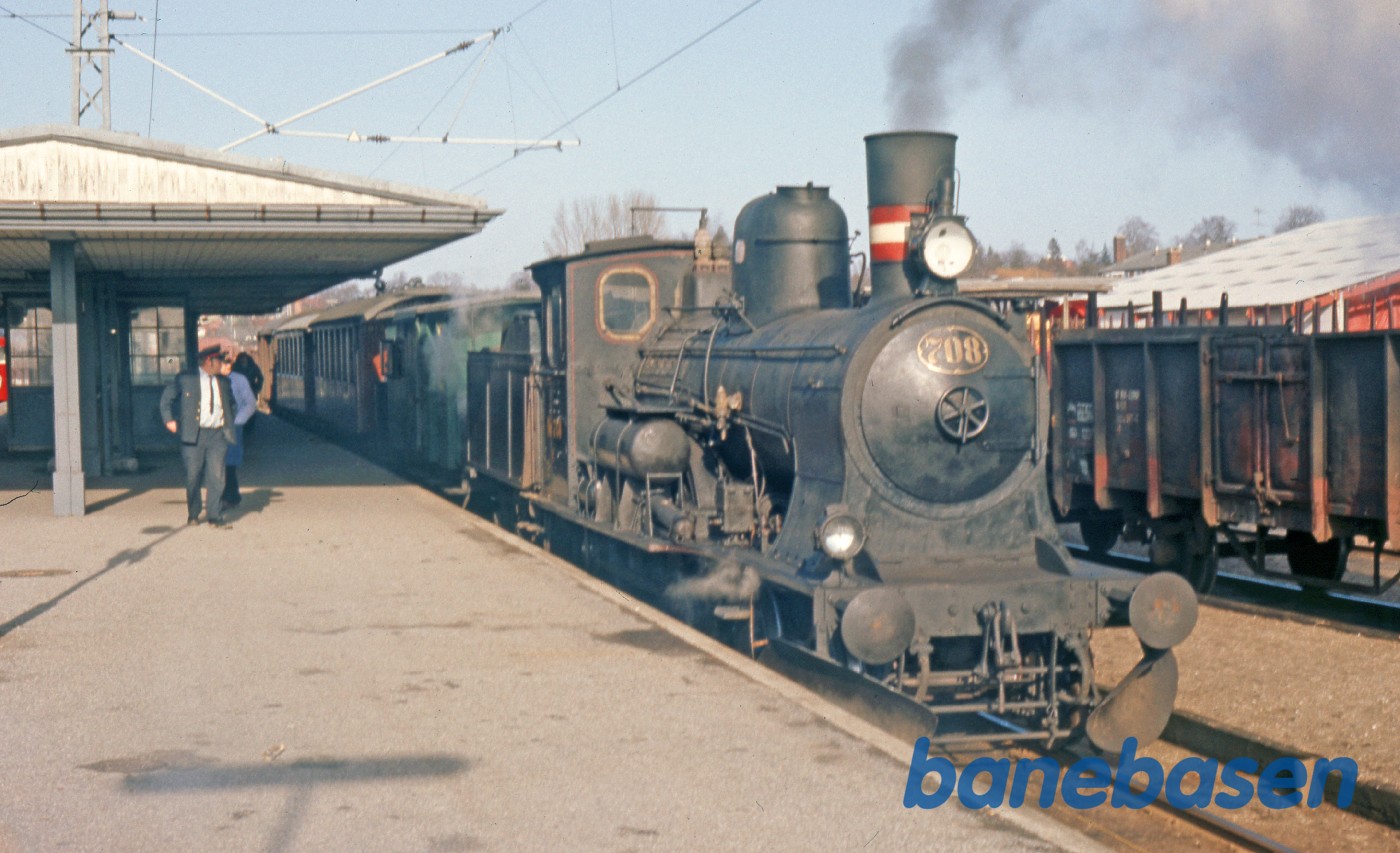 Spøgelsestoget ankommet til Hillerød på vej tilbage til Helsingør Spøgelsestoget ankommet til Hillerød på vej tilbage til Helsingør