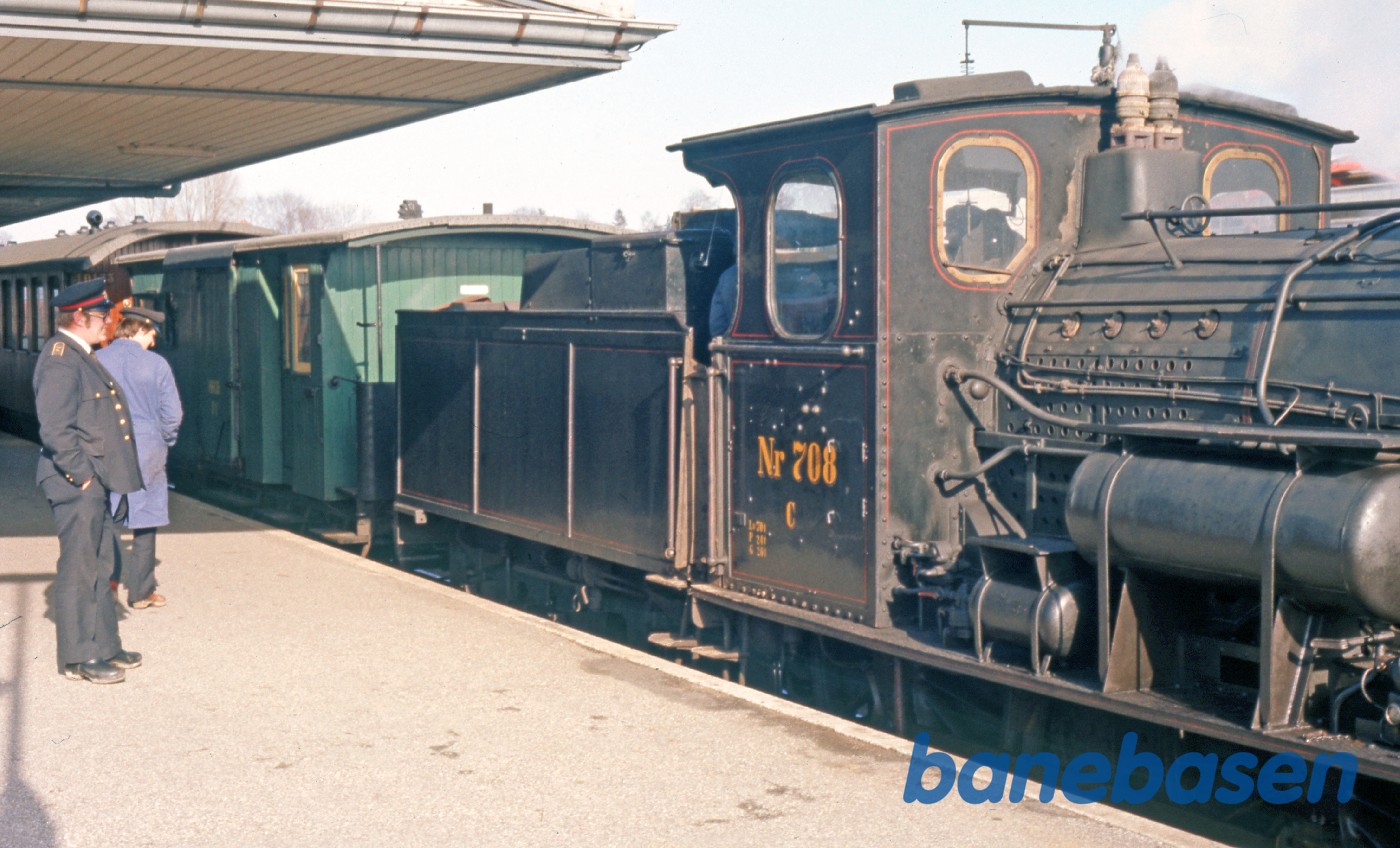 Spøgelsestoget ankommet til Hillerød på vej tilbage til Helsingør Spøgelsestoget ankommet til Hillerød på vej tilbage til Helsingør