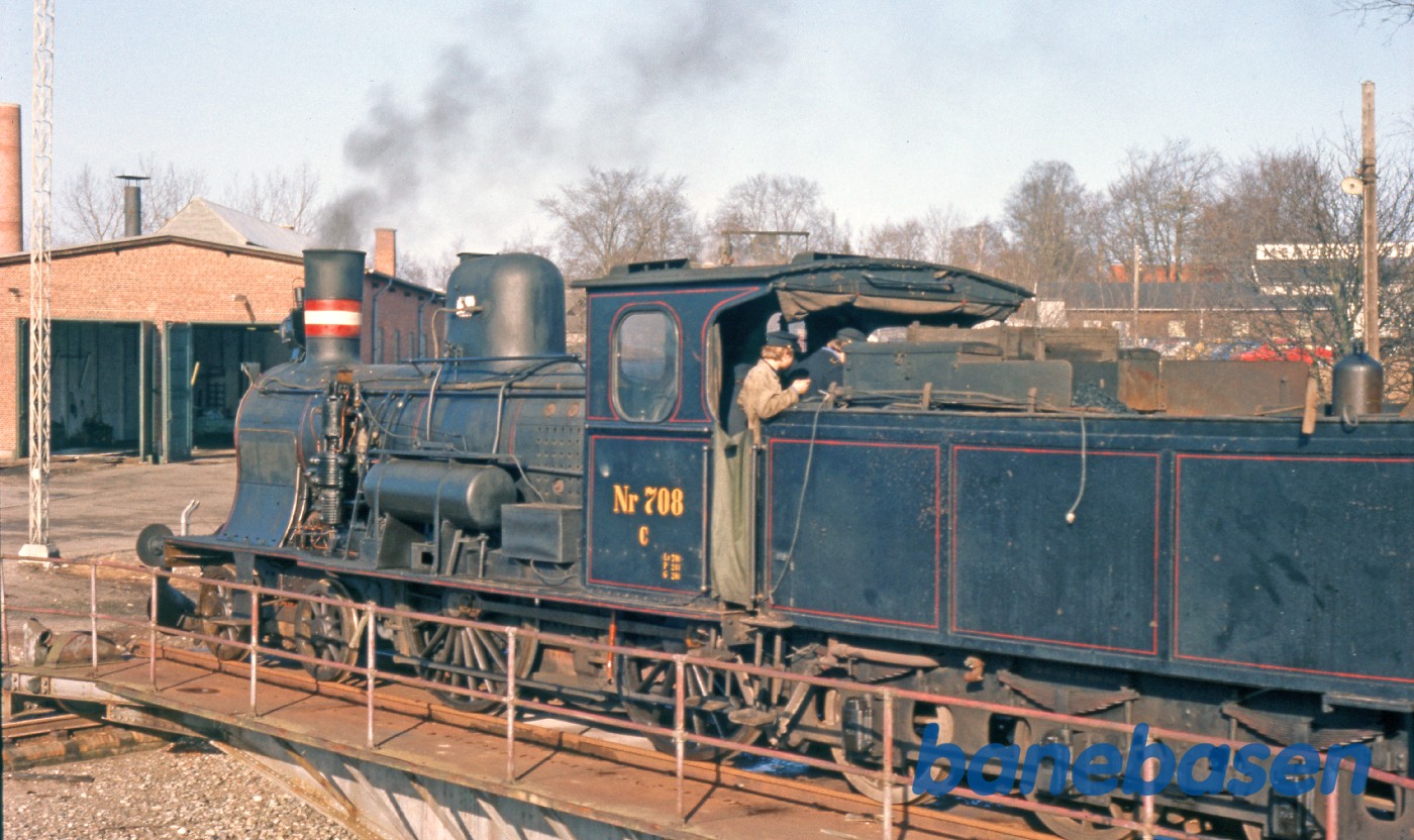 Lokomotivet er vendt på drejeskiven, remisen i baggrunden Lokomotivet er vendt på drejeskiven, remisen i baggrunden