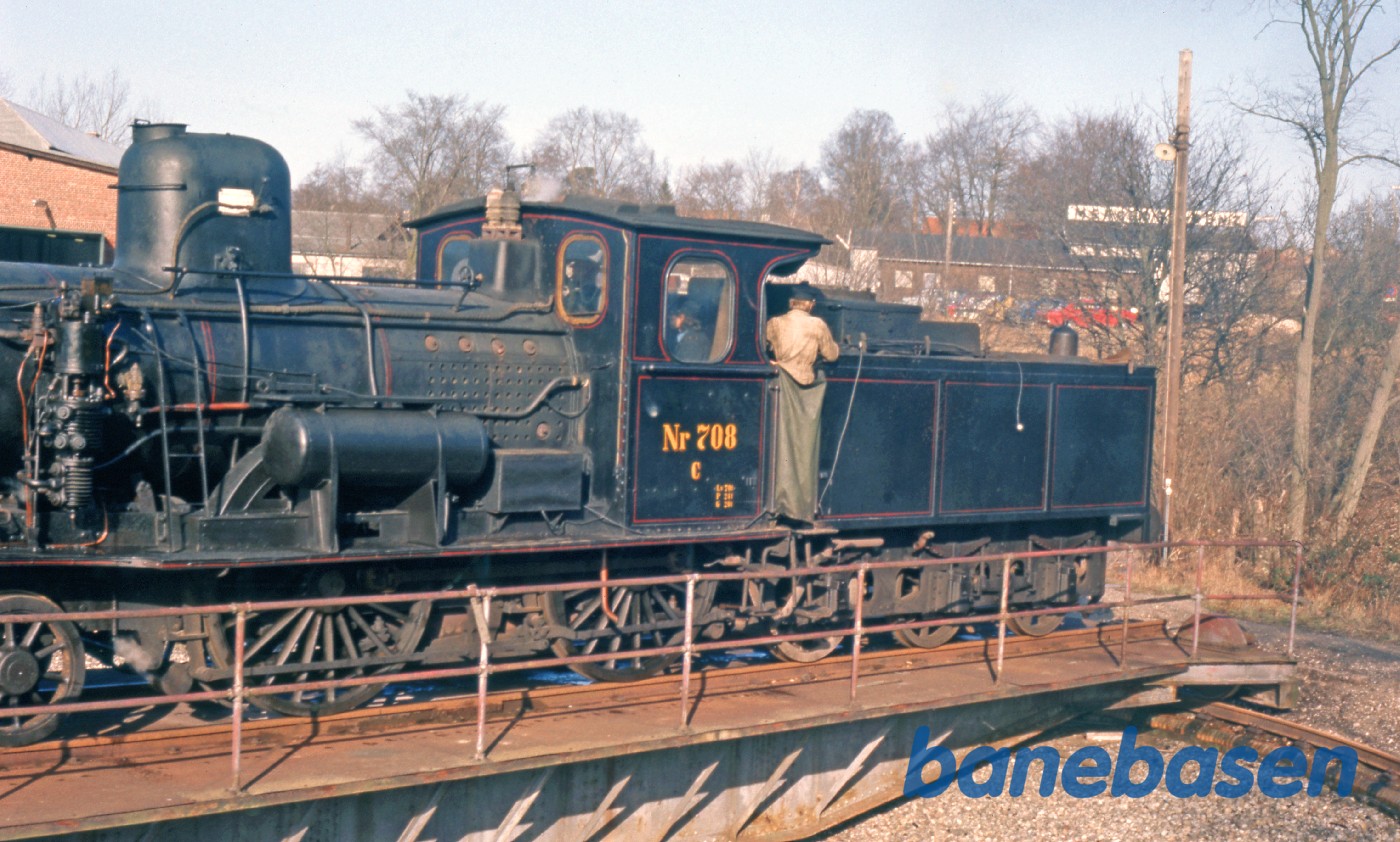 Lokomotivet er vendt på drejeskiven Lokomotivet er vendt på drejeskiven