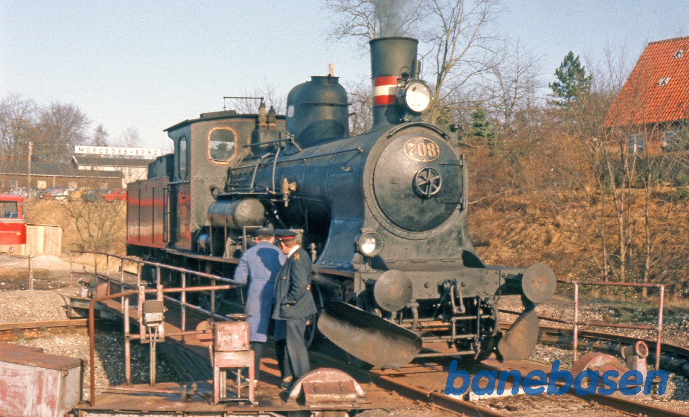 Lokomotivet er vendt på drejeskiven Lokomotivet er vendt på drejeskiven