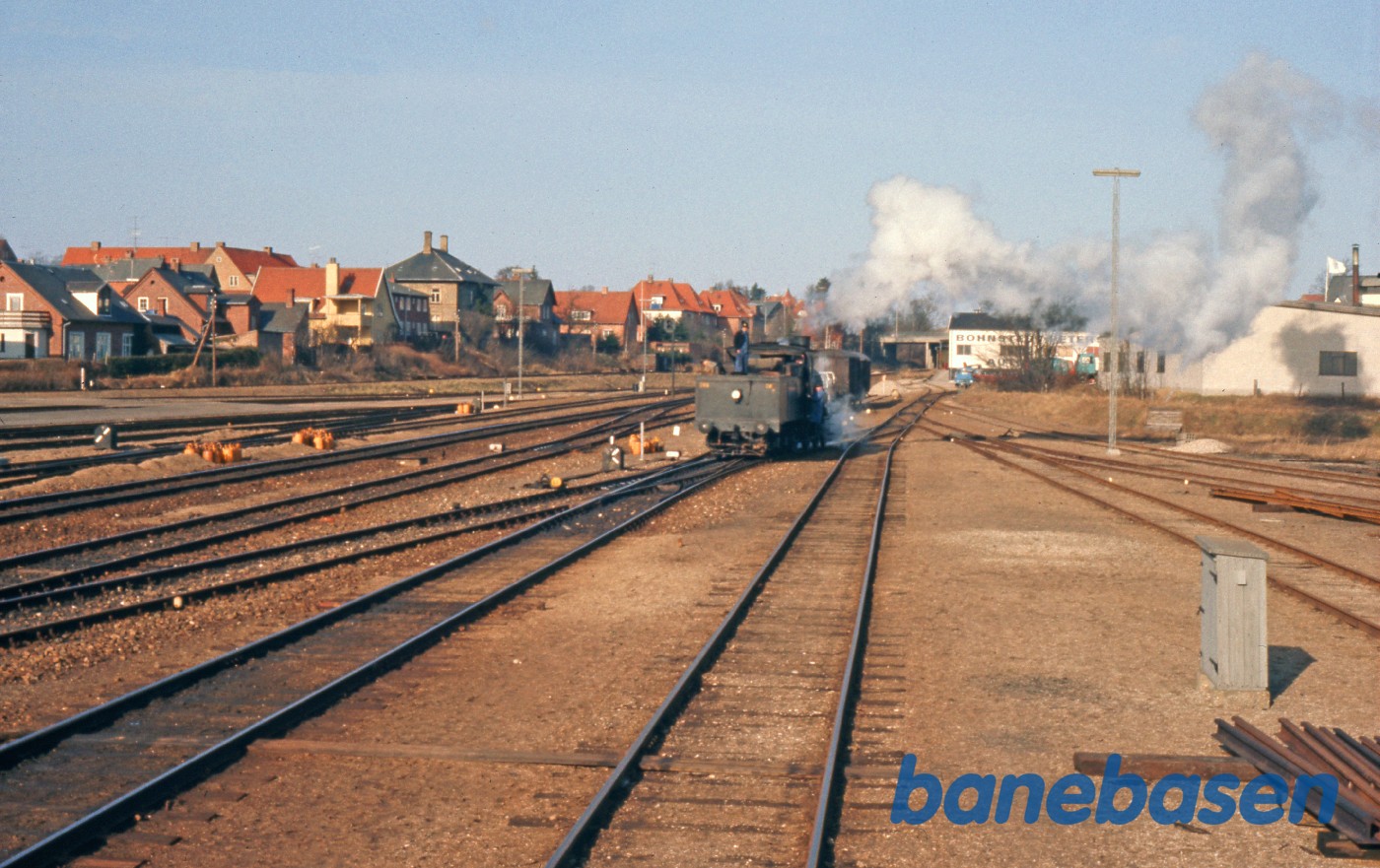 Lokomotivet på vej ned mod vognene fra nord af Lokomotivet på vej ned mod vognene fra nord af