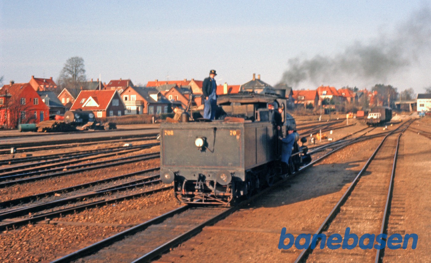 Lokomotivet på vej ned mod vognene fra nord af Lokomotivet på vej ned mod vognene fra nord af